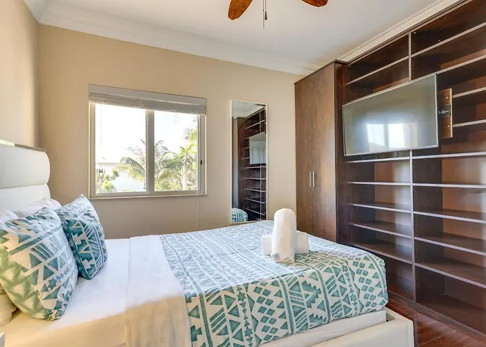 Spacious Miami Retreat With Grill, Pool And Dock!
