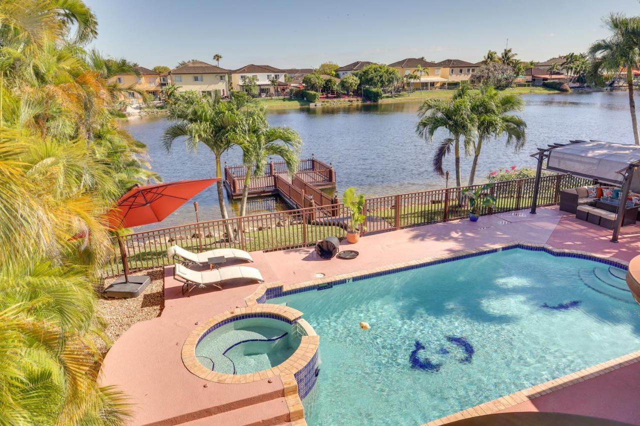 Casa de Férias Spacious Retreat With Grill, Pool And Dock!